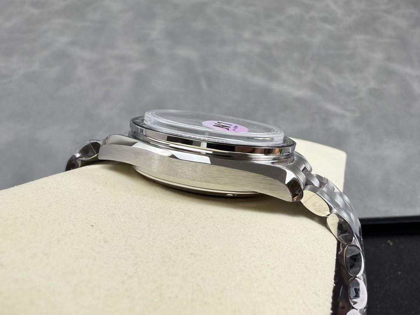 WATCH-OMG-W-005