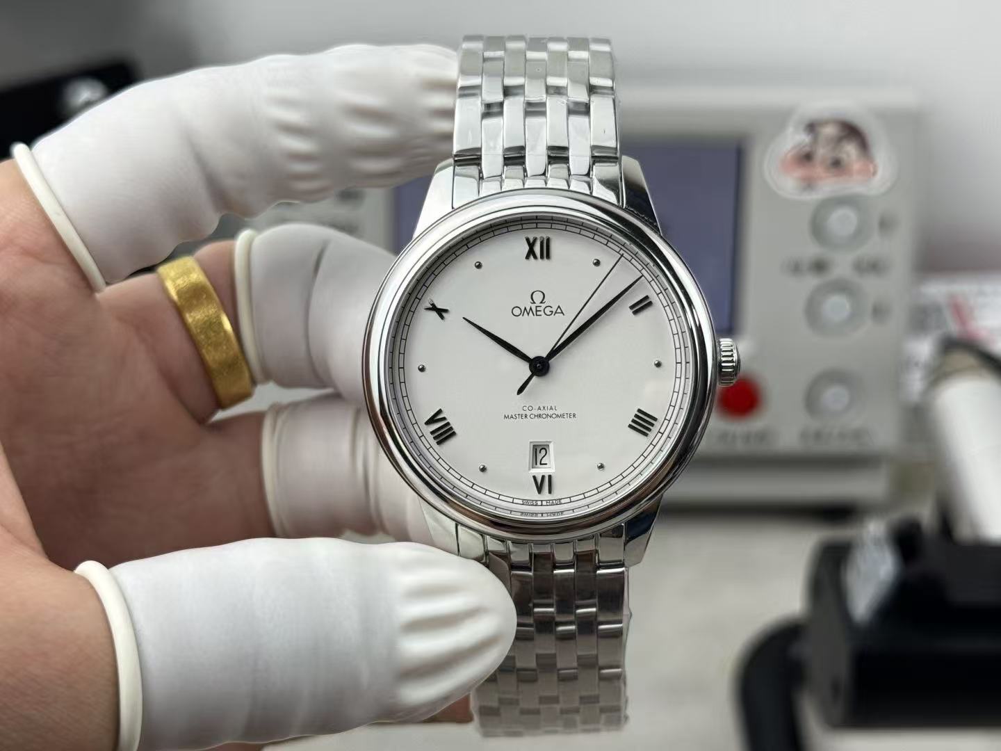 WATCH-OMG-W-010