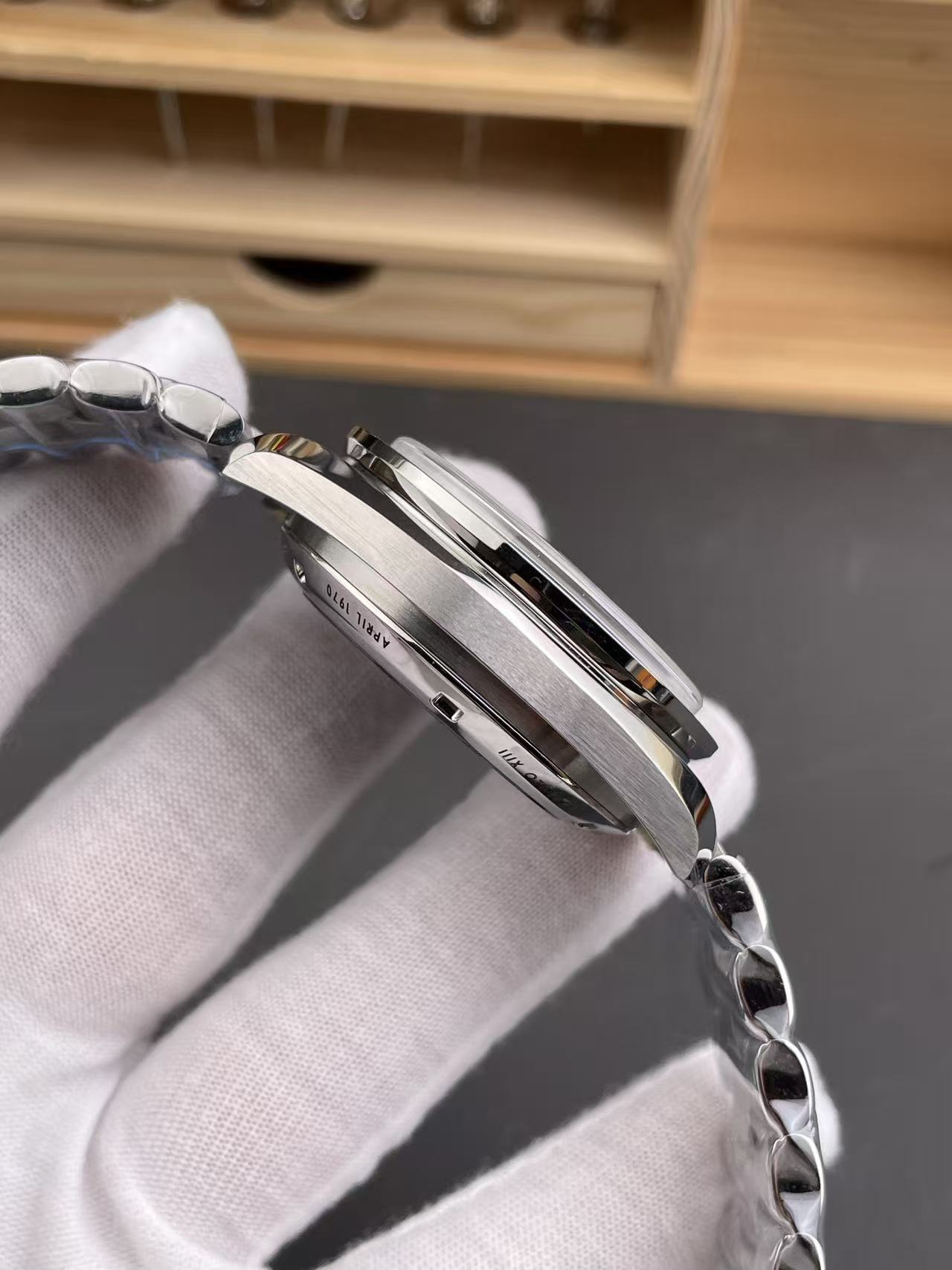 WATCH-OMG-W-001